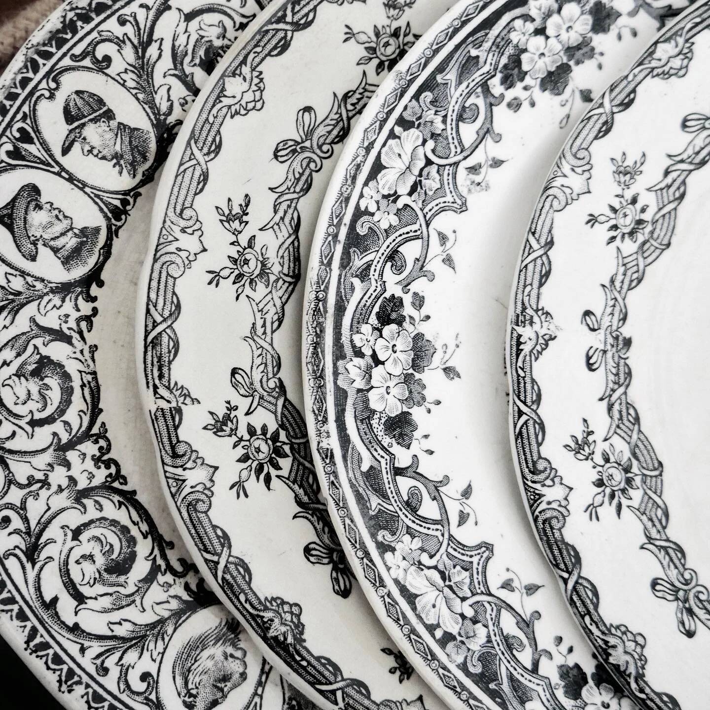 Set of 4 talking dessert plates