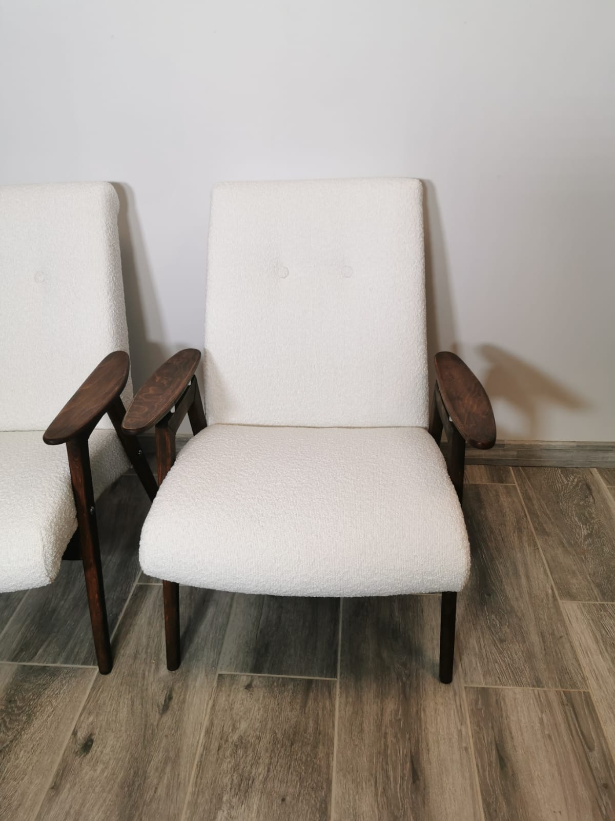 Paire de fauteuils par Jaroslav Smidek restaurés