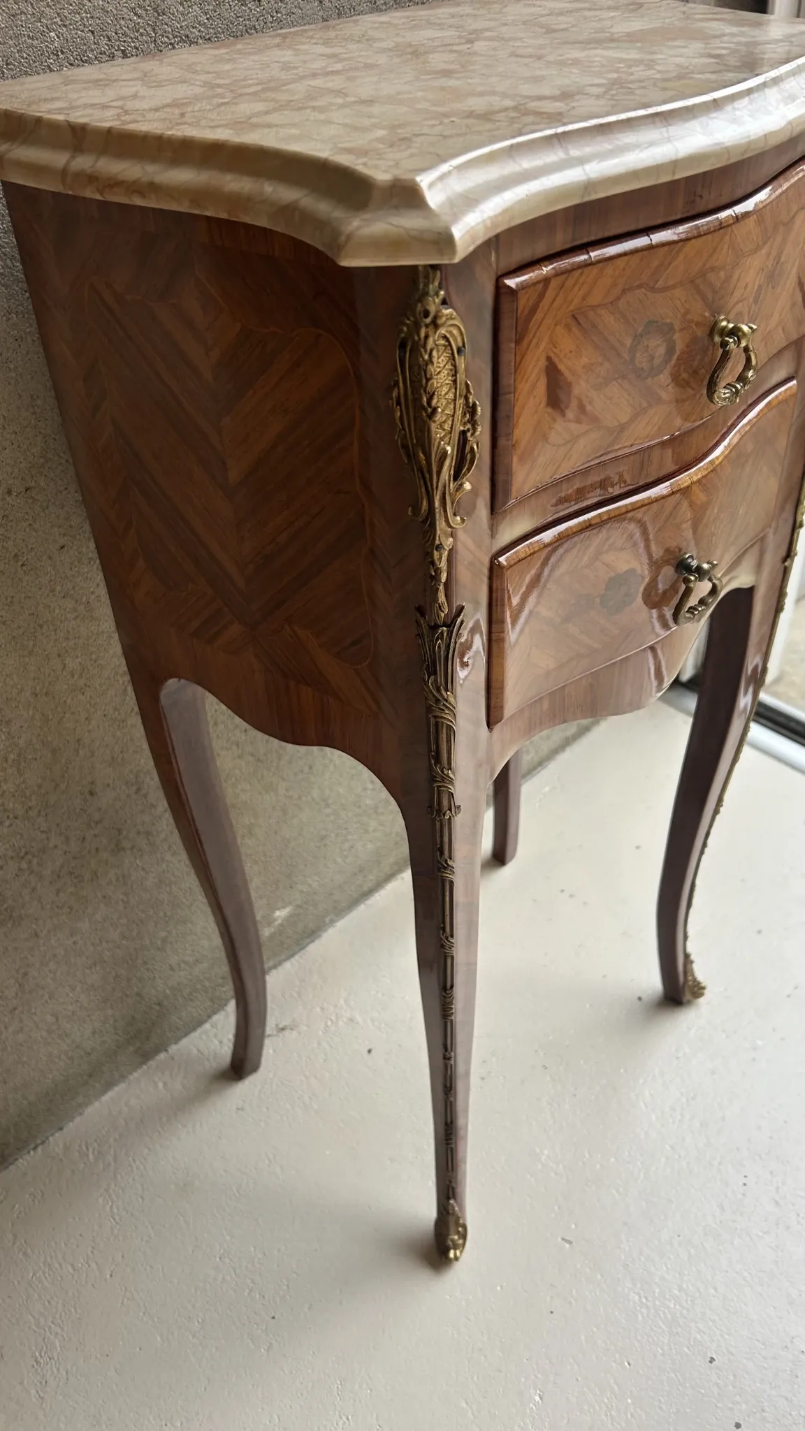 Table de chevet  style Louis XV en marqueterie et plateau m