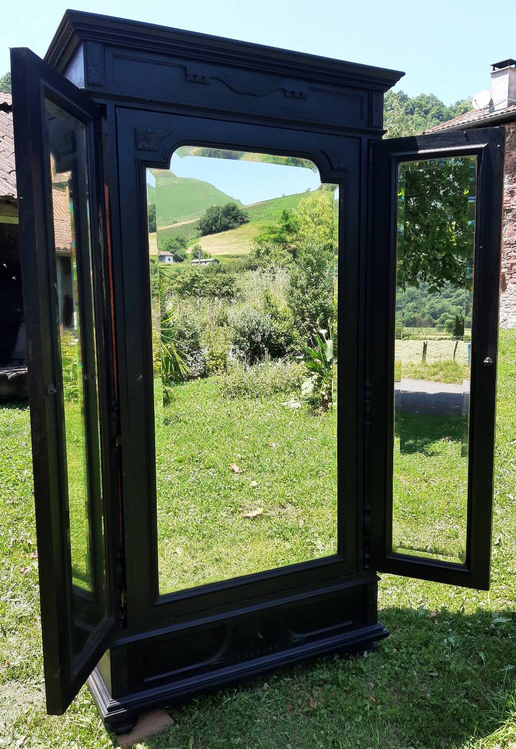Dressmaker's cabinet with beveled triptych mirrors. (Mirror cabinet)