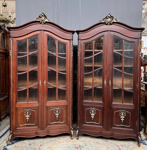 Vitrine de style Louis XV. Peintes à la main en or, chêne massif sculpté.
