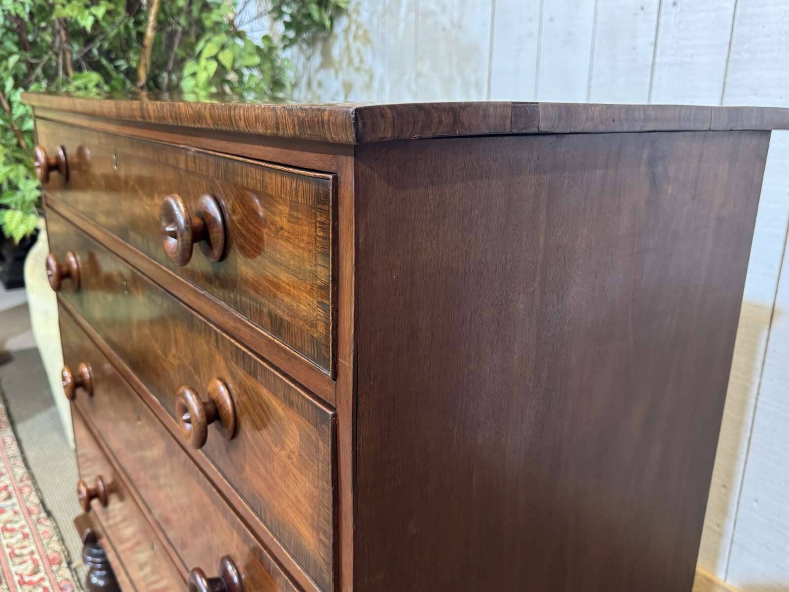 Victorian English commode from the 19th century in mahogany.