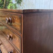 Victorian English commode from the 19th century in mahogany.