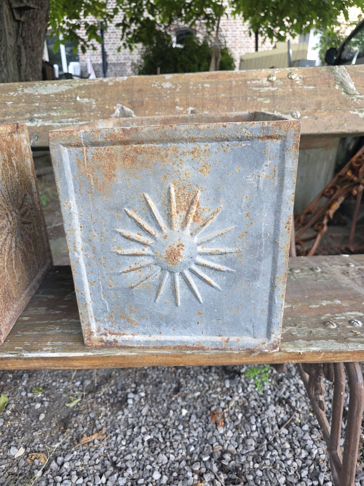 Paire de jardinières en fonte