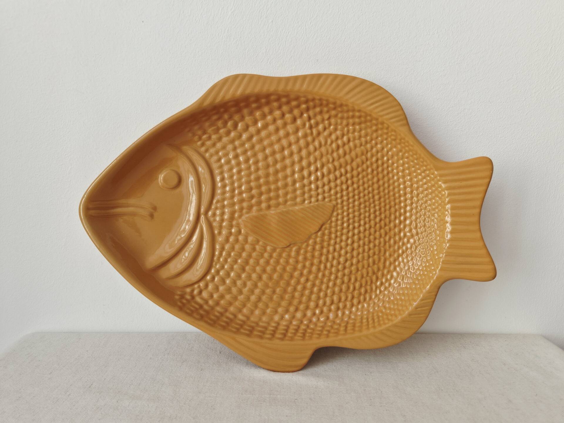 Plat vintage en barbotine poisson