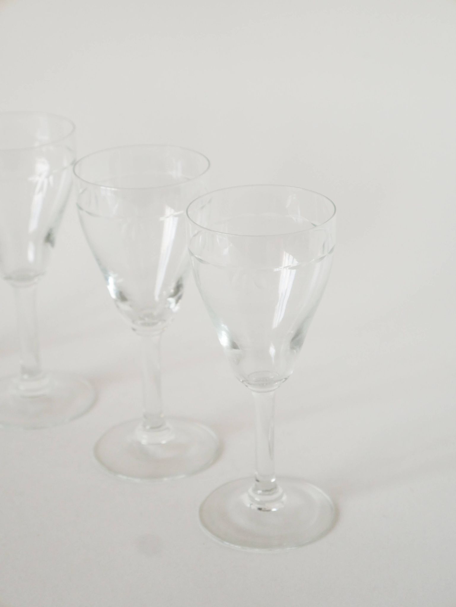 Lot de 6 verres à vin en cristal gravé, 1950