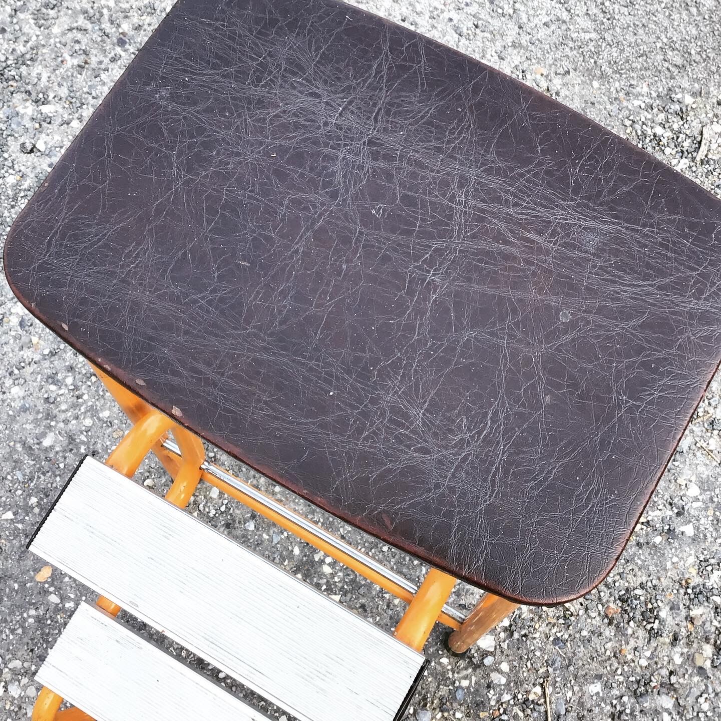 Orange metal step and skaï