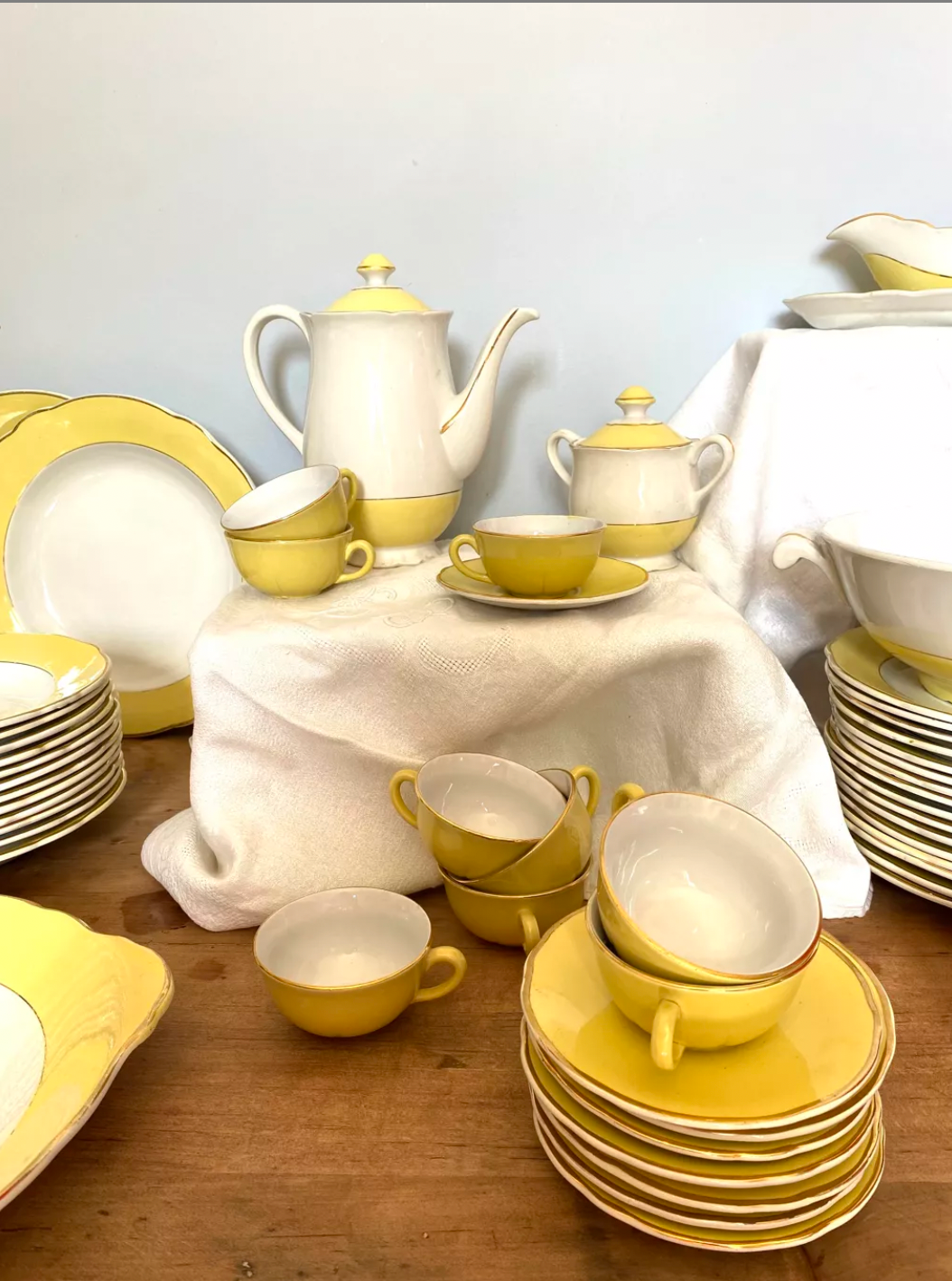 Service de 52 pièces en porcelaine kg luneville, modèle jonquille