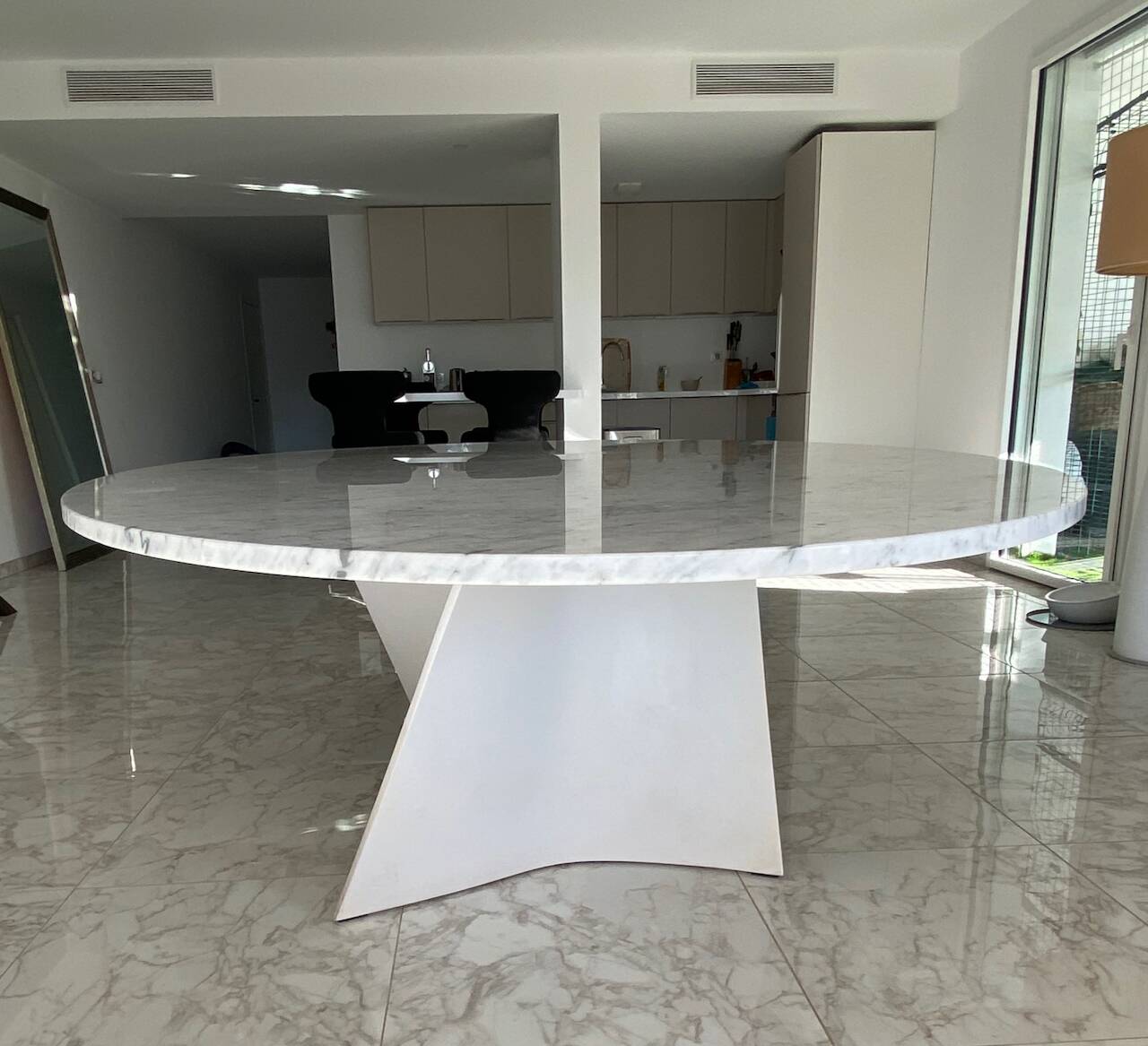 Elliptical table in Carrara marble and Corian attributed to Xavier Lust.