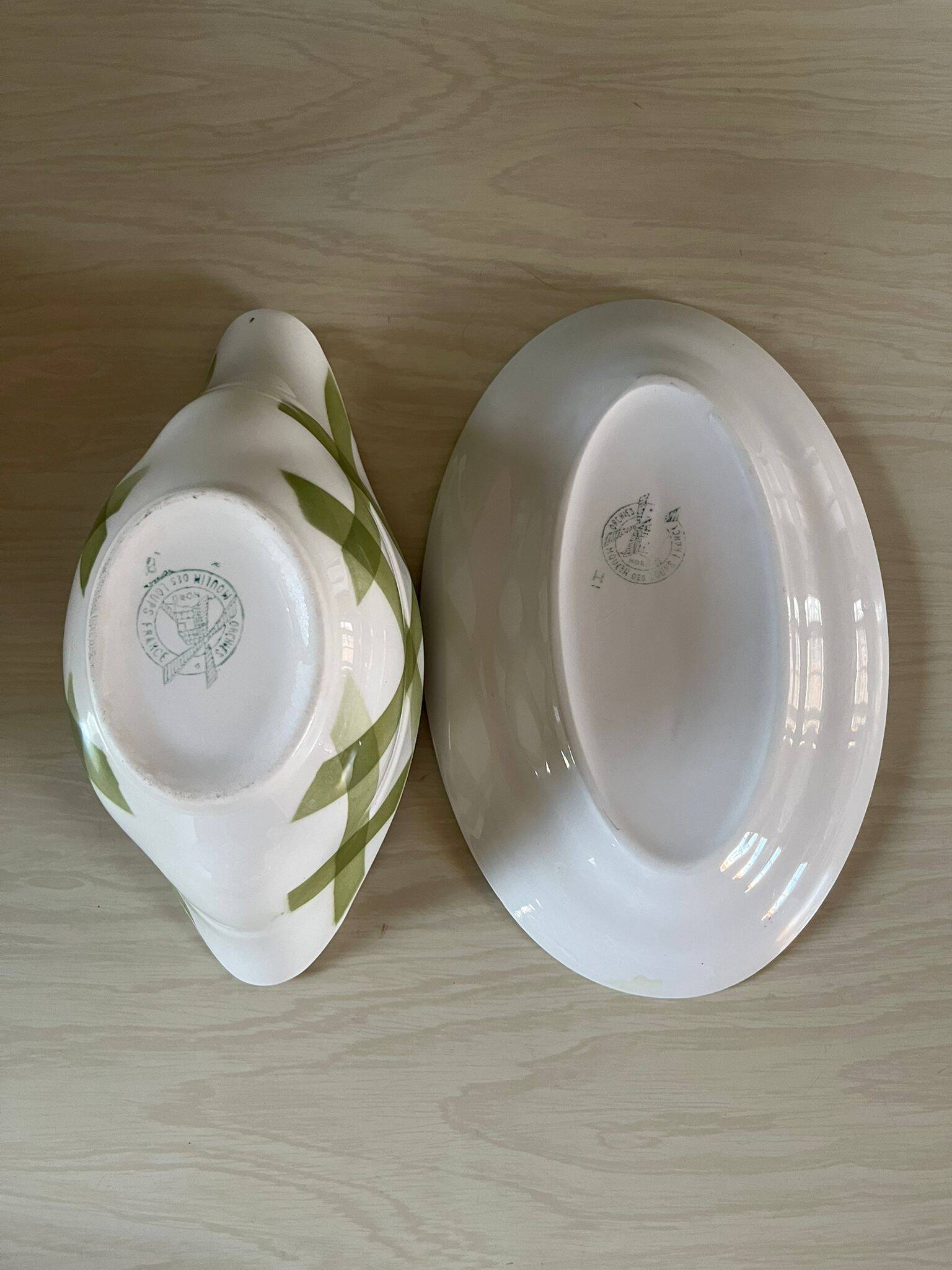 sauce boat Moulin des Loups green tablecloth model