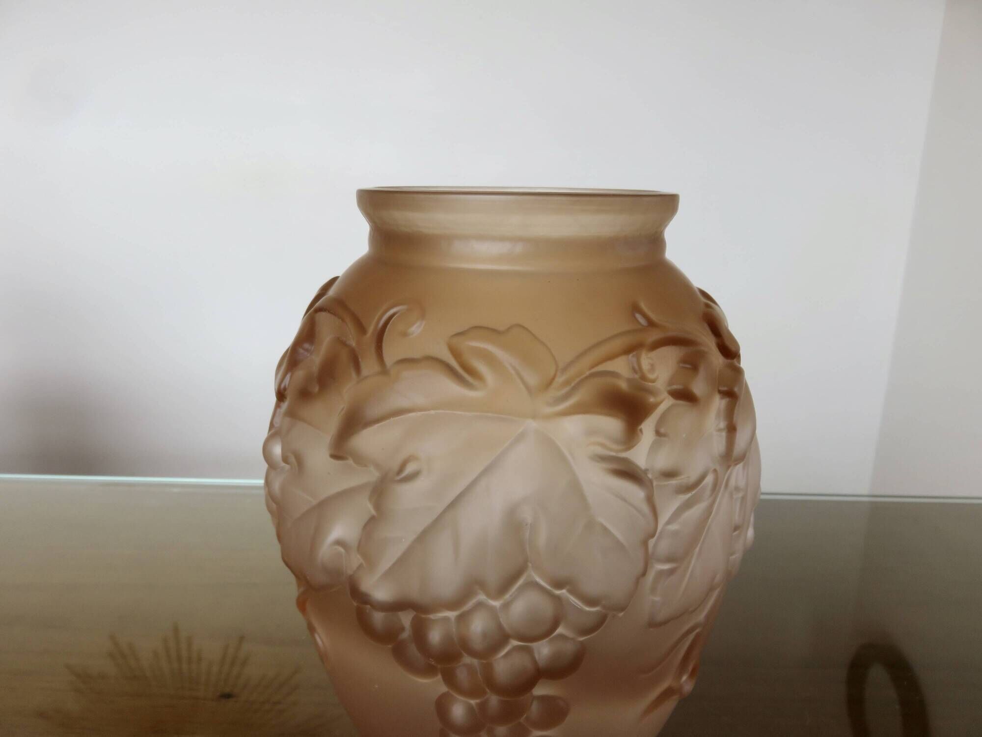 Art Deco vase in moulded pink glass, signed "Souchon Neuvesel", 1940s.