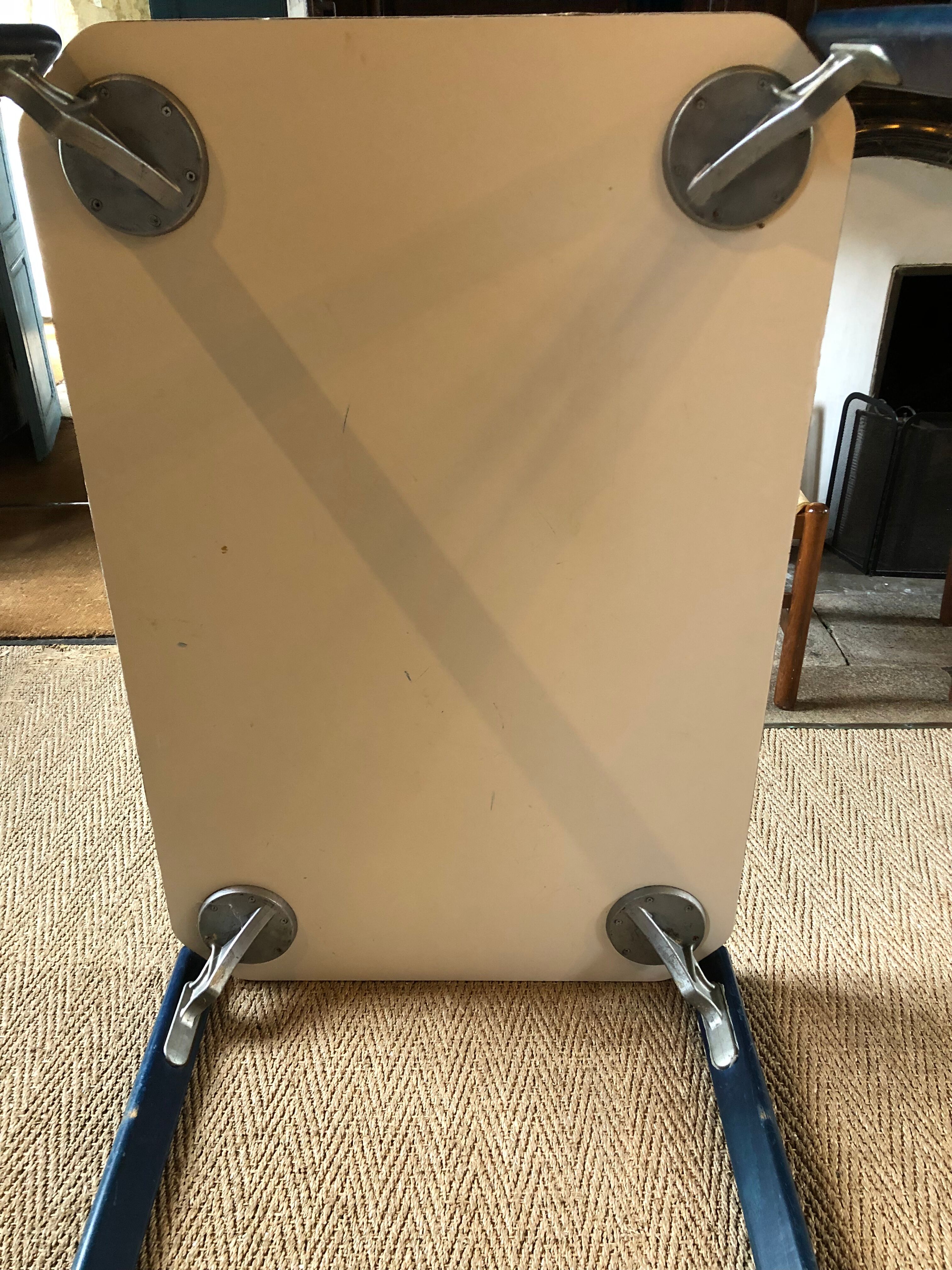 Bruno Rey table for Kush