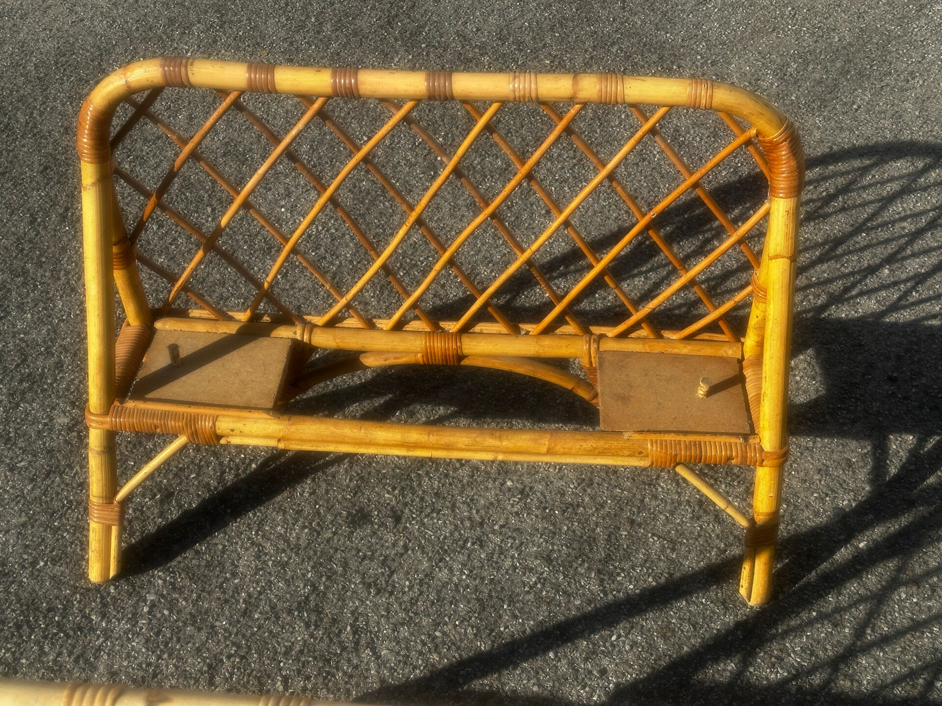 Pair of vintage single beds in rattan, 1970s.