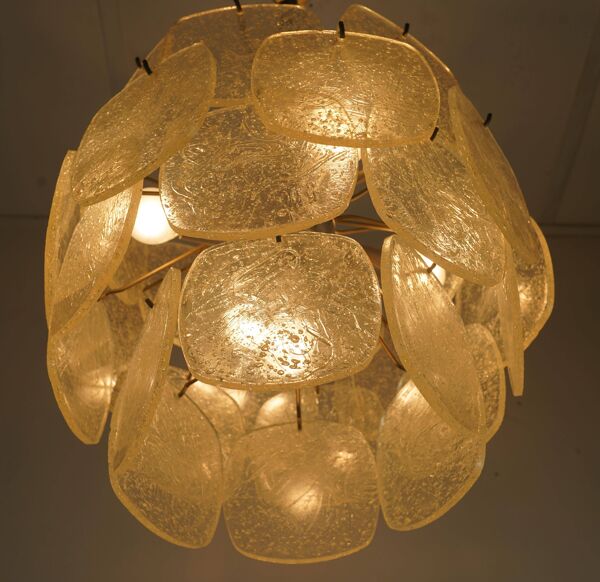 Suspension des années 1960-1970 avec 30 disques en acrylique ressemblant à du verre à glace.
