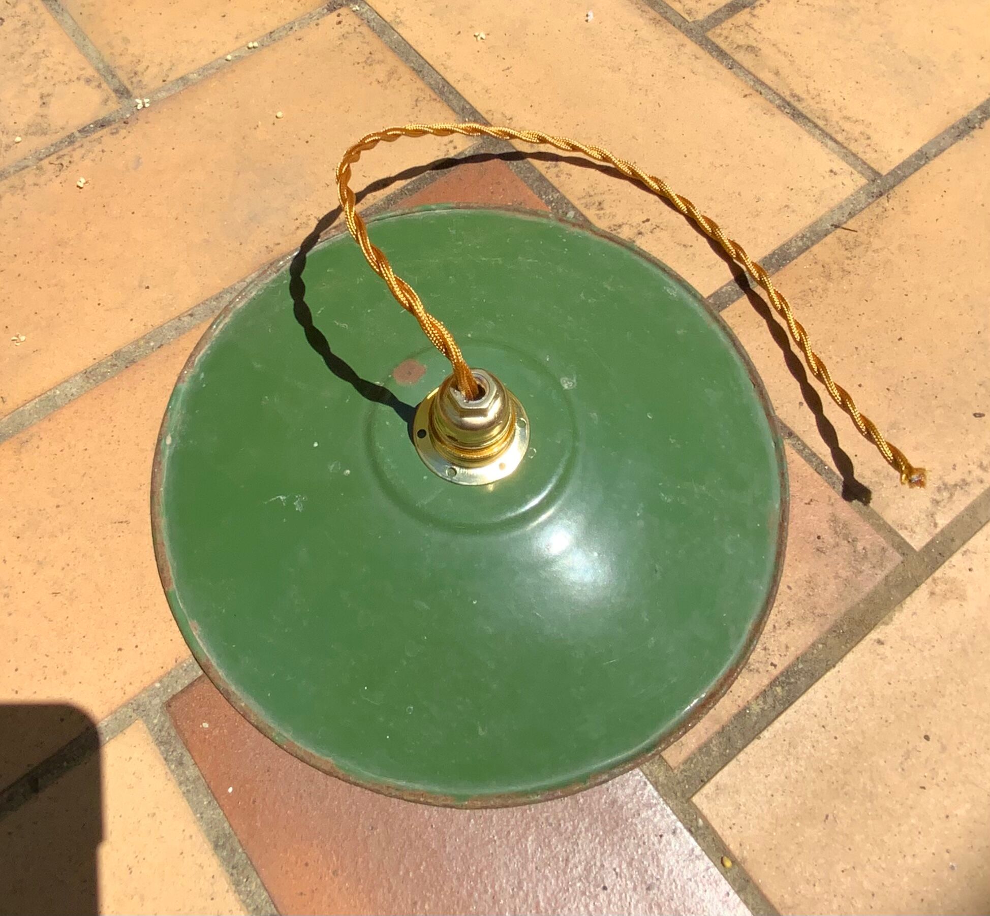 Suspension duo in green and white enamelled sheet metal new gold threads and socket