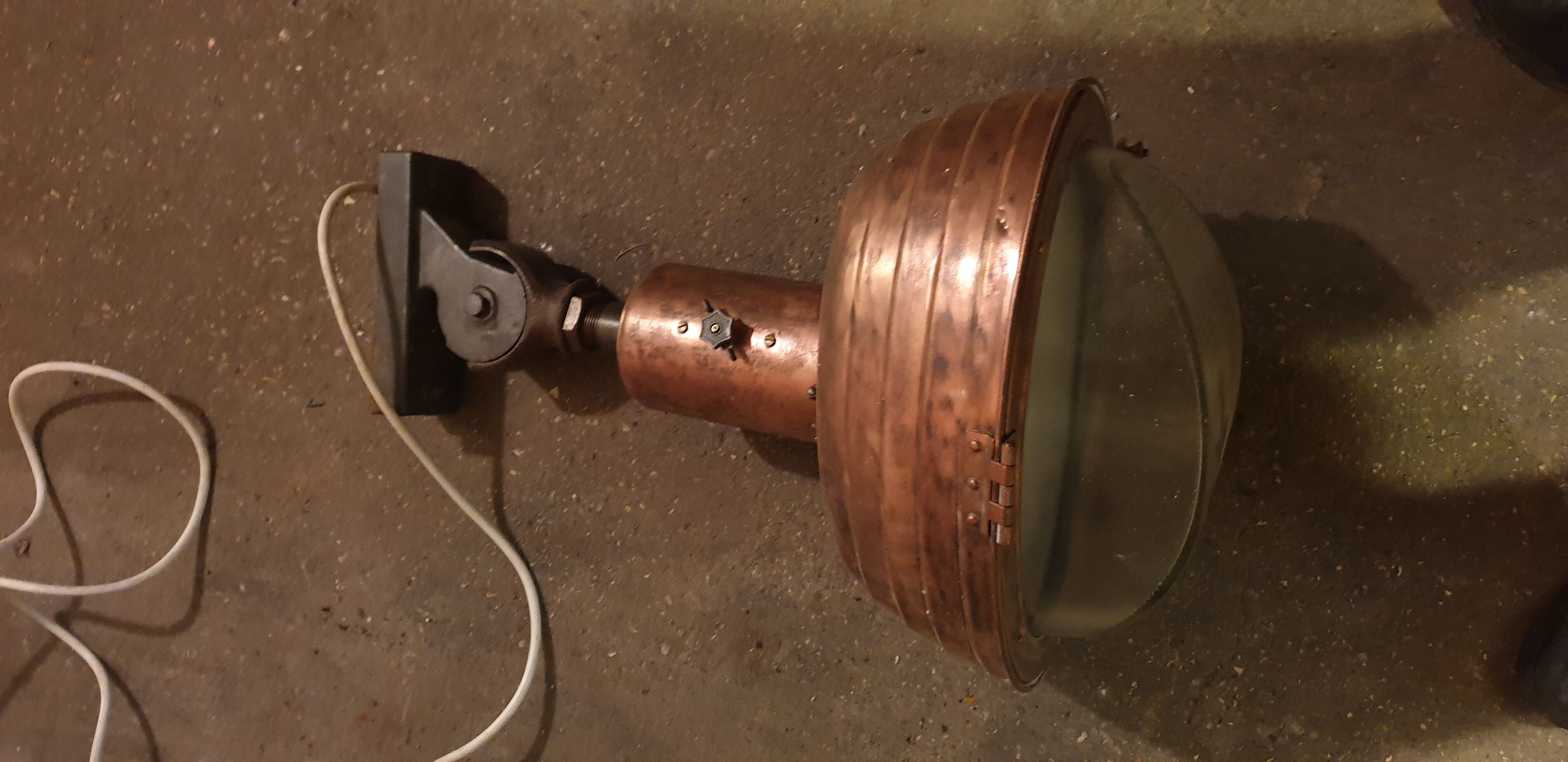 Industrial lamp applies outdoors