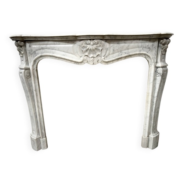 Cheminée de style Louis XV en marbre blanc veiné XX siècle