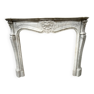 Louis XV style fireplace in veined white marble, 20th century.