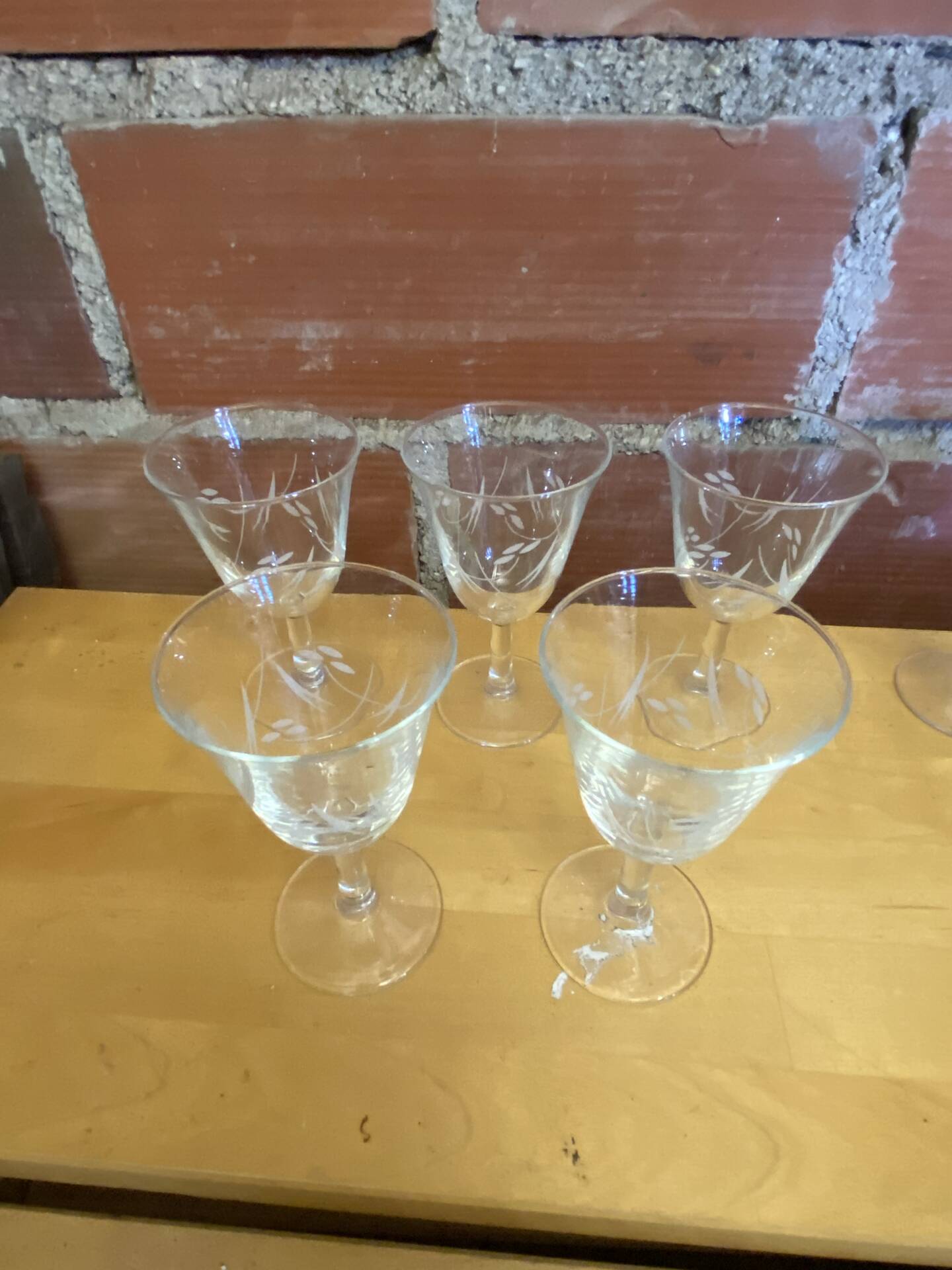 11 verres à pied à vin et eau en verre décor gravé vintage