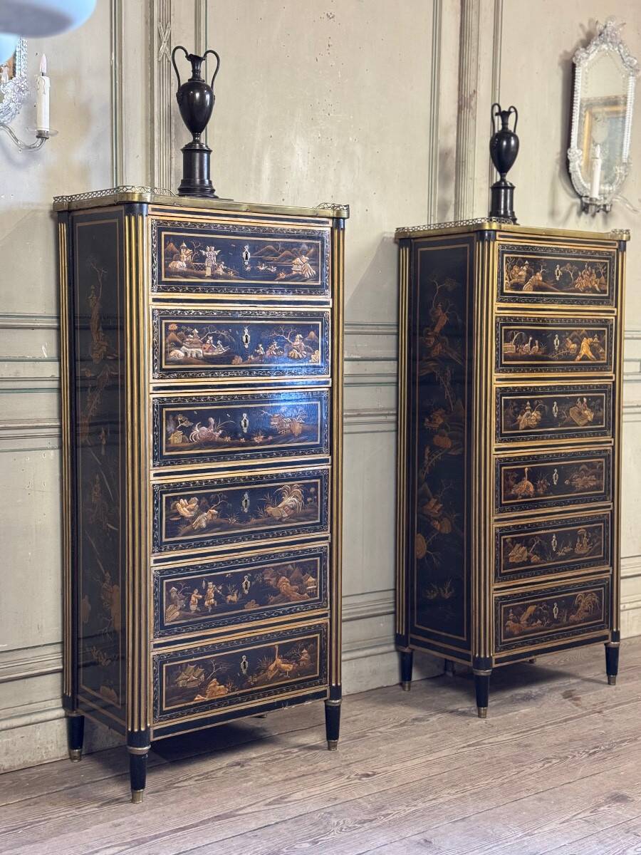 Pair of Louis XVI Weekly Tables in Black and Gold Lacquer, 18th Century