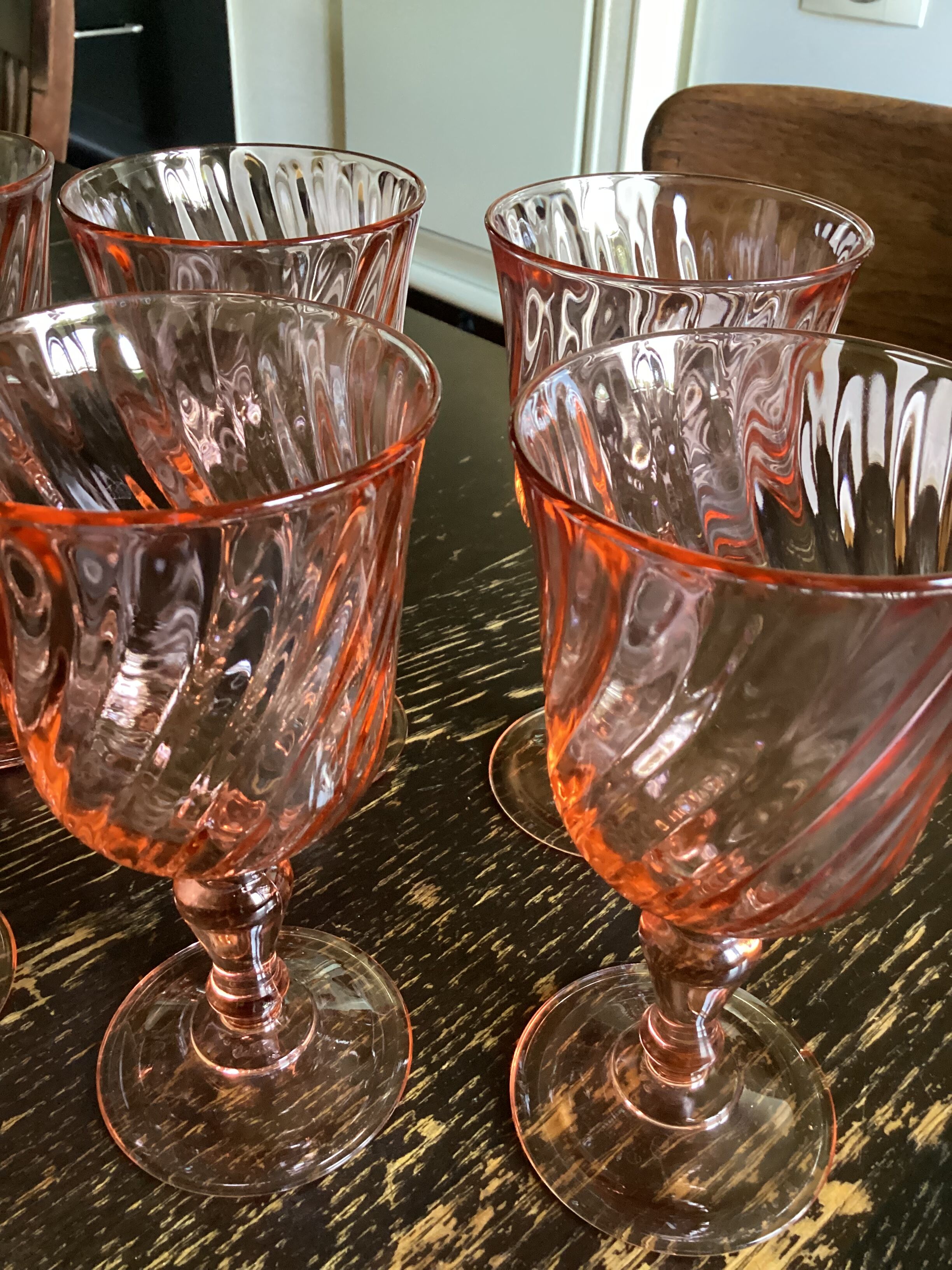 Lot de 6 verres à pied vintage fabrication Française vers les années 1970 dimension : H-16xD-8cm-