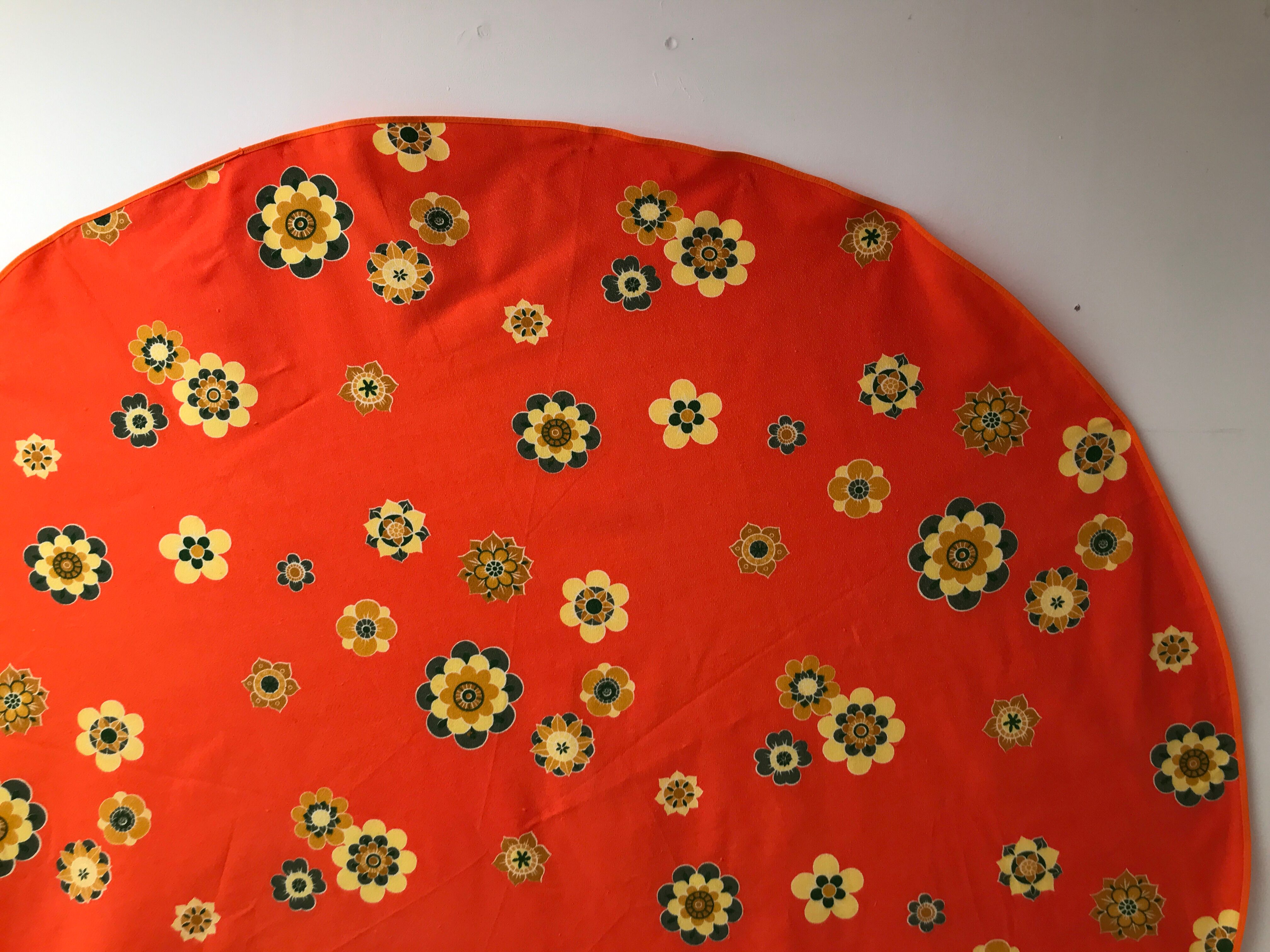 Round tablecloth and 7 towels seventies 70s