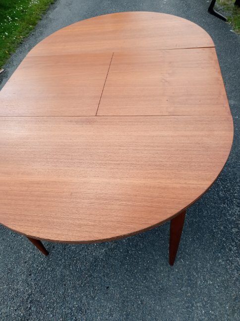 Vintage round table tapered feet