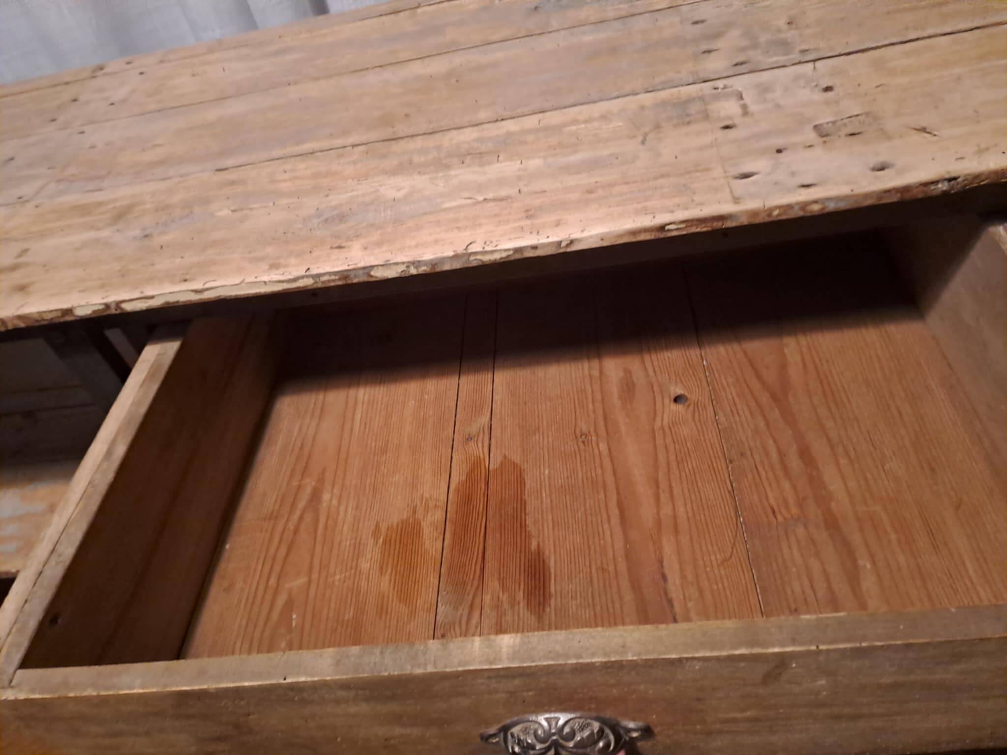 Industrial-style decorative furniture. Visible in the series Le Baron noir.