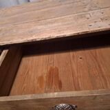 Industrial-style decorative furniture. Visible in the series Le Baron noir.