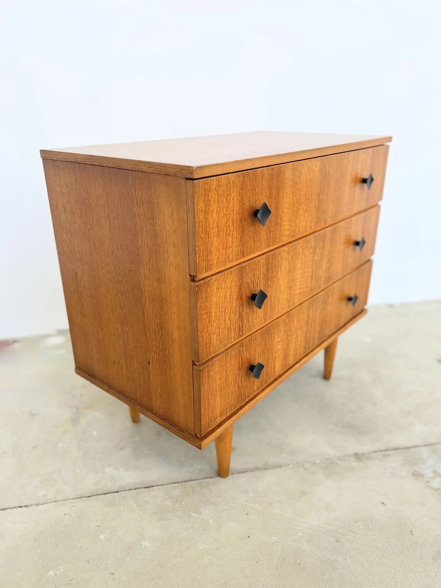 Commode scandinave 3 tiroirs en chêne, boutons noirs — années 60