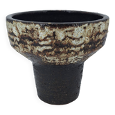 Vase sur pied moderniste brutaliste grès chamotté nuancé brun, ocre, ivoire design scandinave 1970