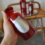 Ensemble de flacon pour salle de bain verre rouge et étain mid-century