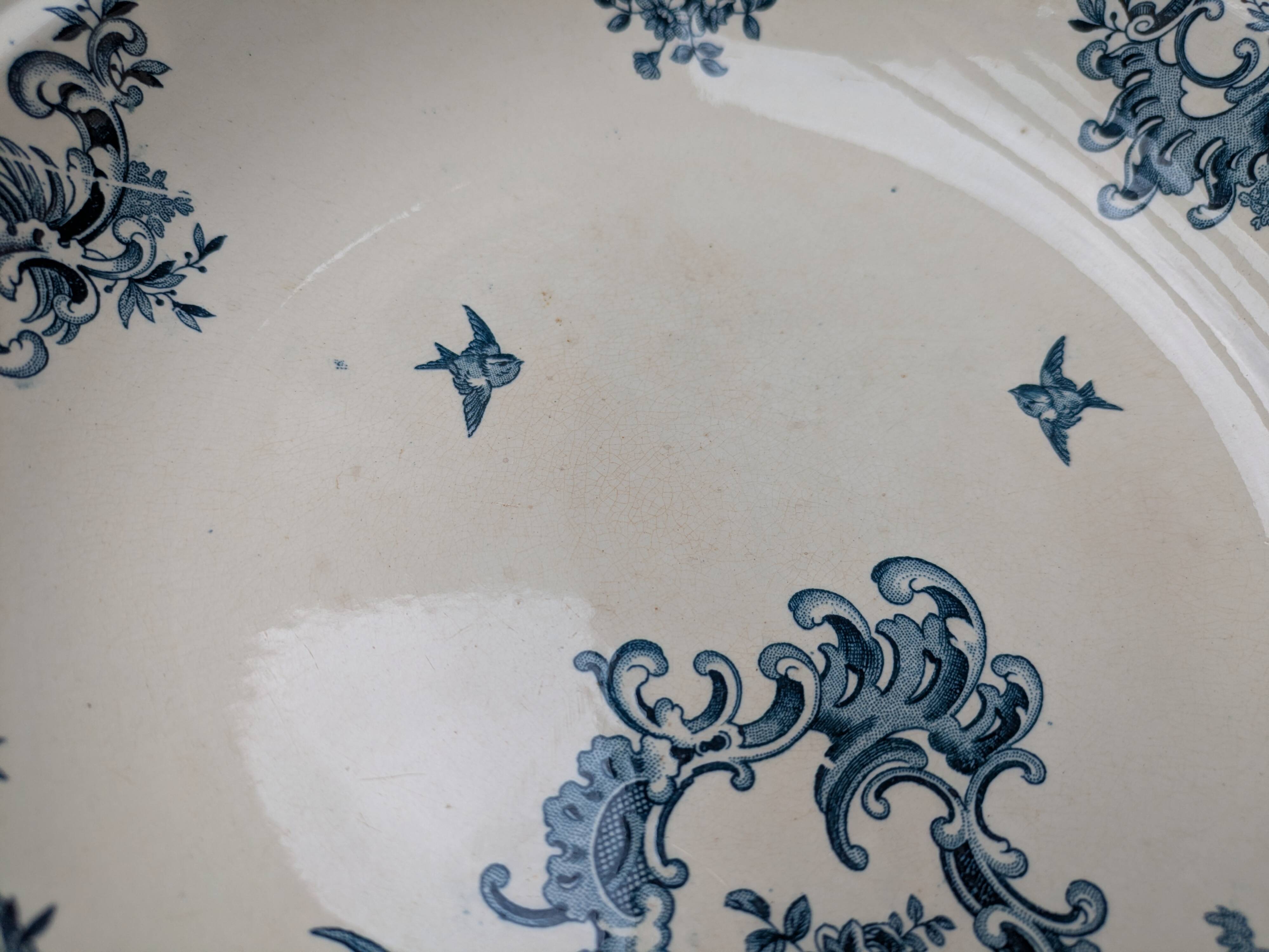 Shallow round plate Boch Frères model Regent with arabesque and foliage decoration.