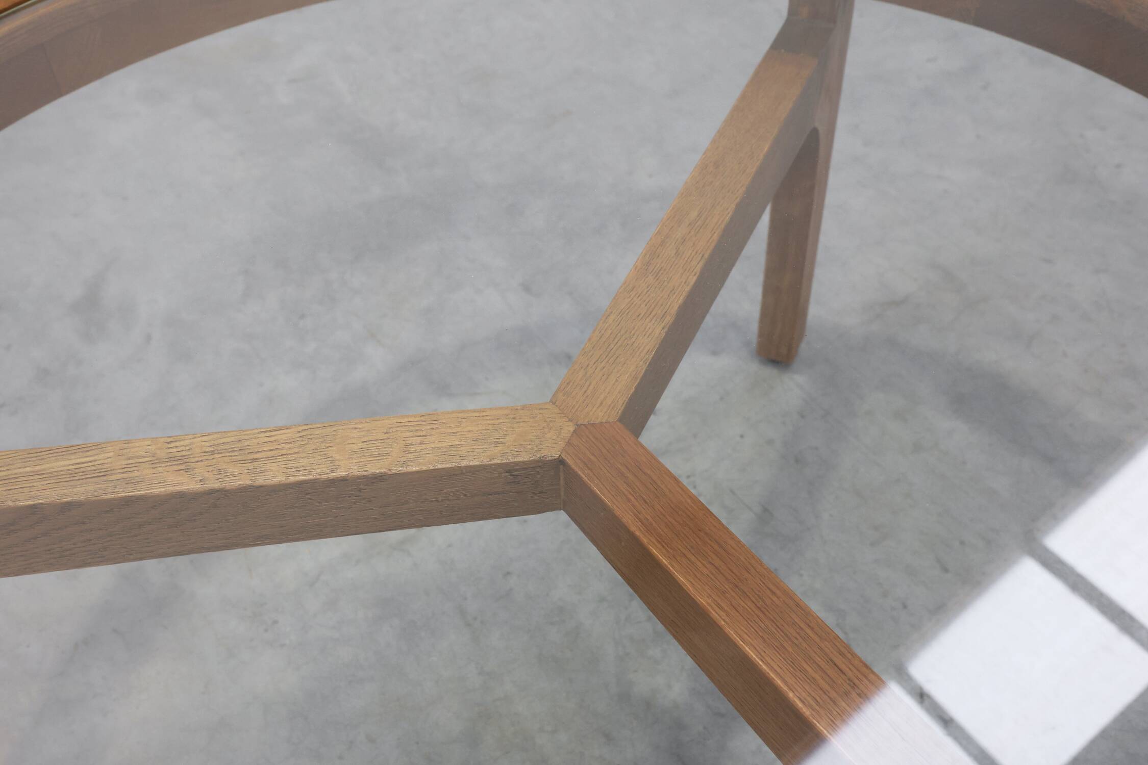 Table basse en bois de cèdre et verre, Italie fin du 20e siècle