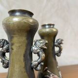 Paire de vases en bronze - Motifs asiatiques en relief en cuivre