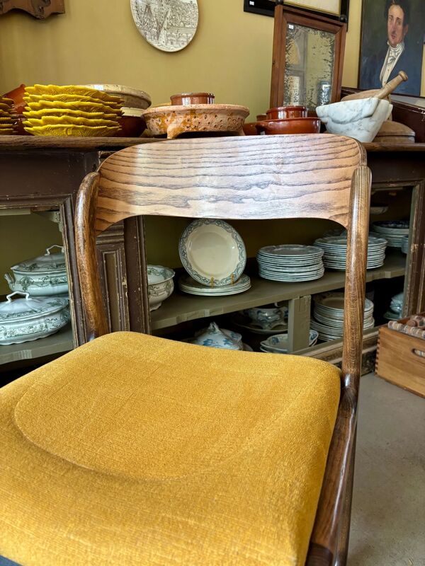 Chaise Baumann modèle ''Traîneau'' en bois foncé et coton ocre