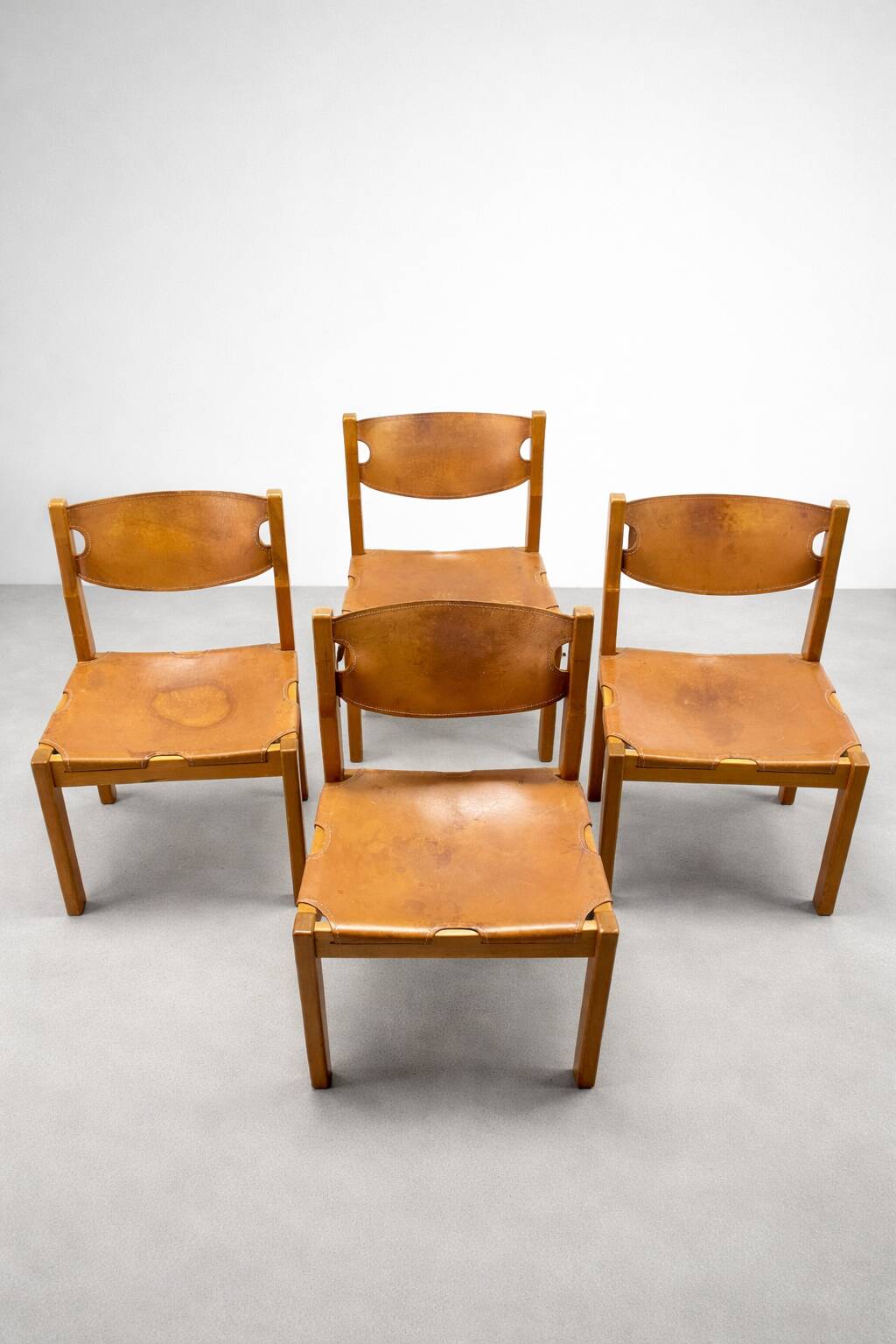 Set of 4 chairs from the 1960s in elm and patinated leather.