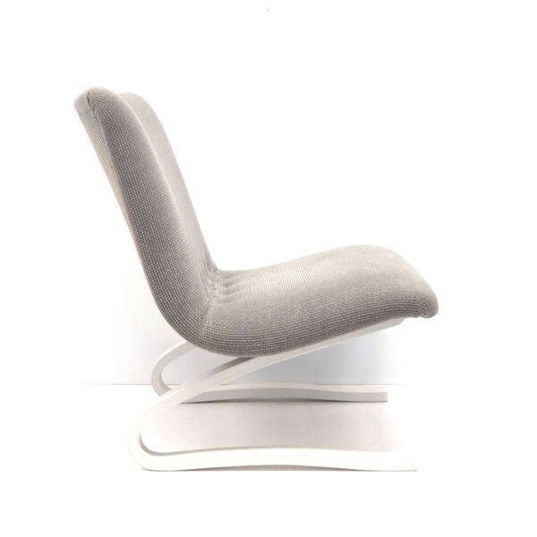 Fauteuil vintage avec base en bois gonflable blanc fait dans les années 70