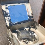 Lavabo en métal d'un hôpital