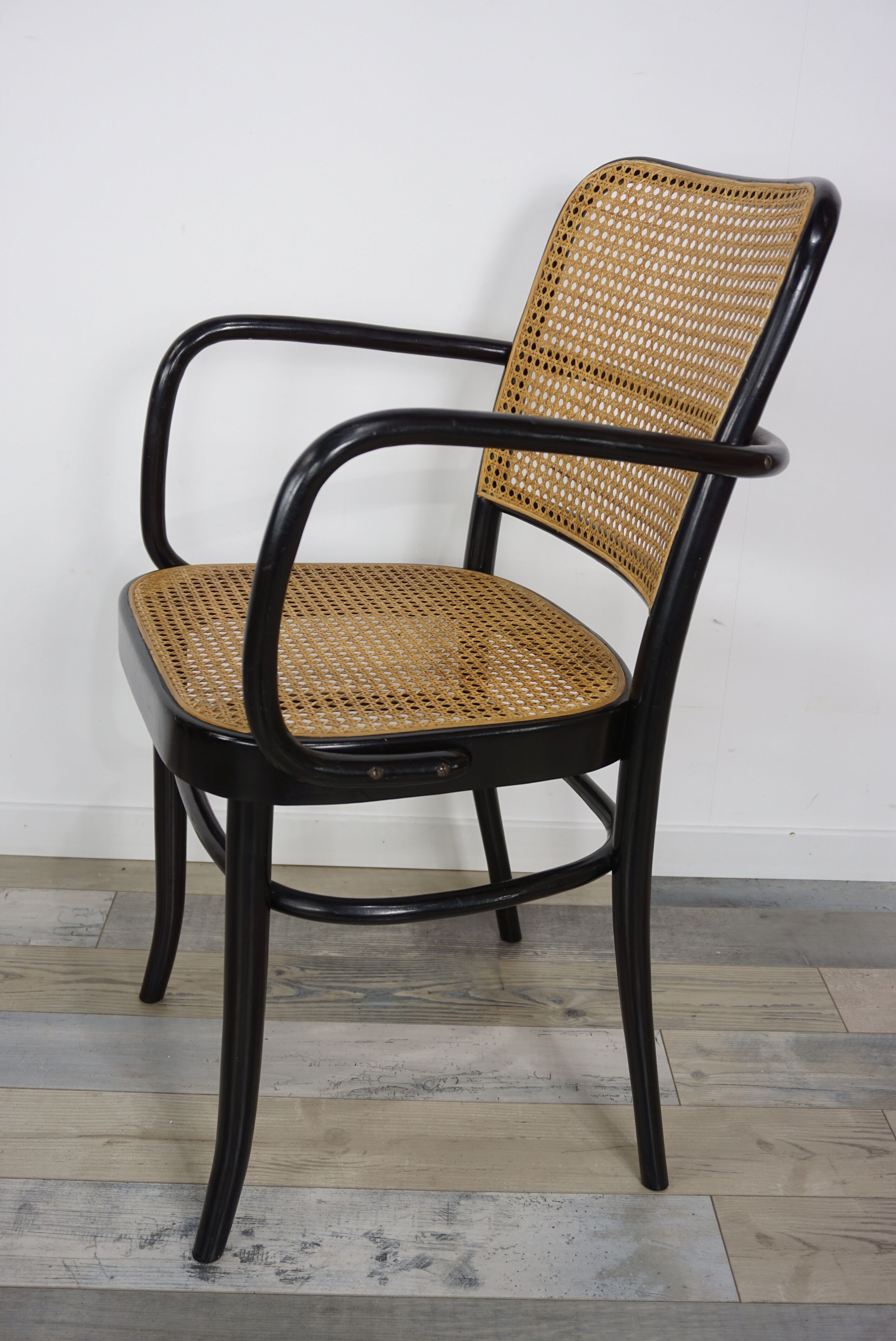 Fauteuil 811 design Josef Hoffmann en bois courbé noir et cannage