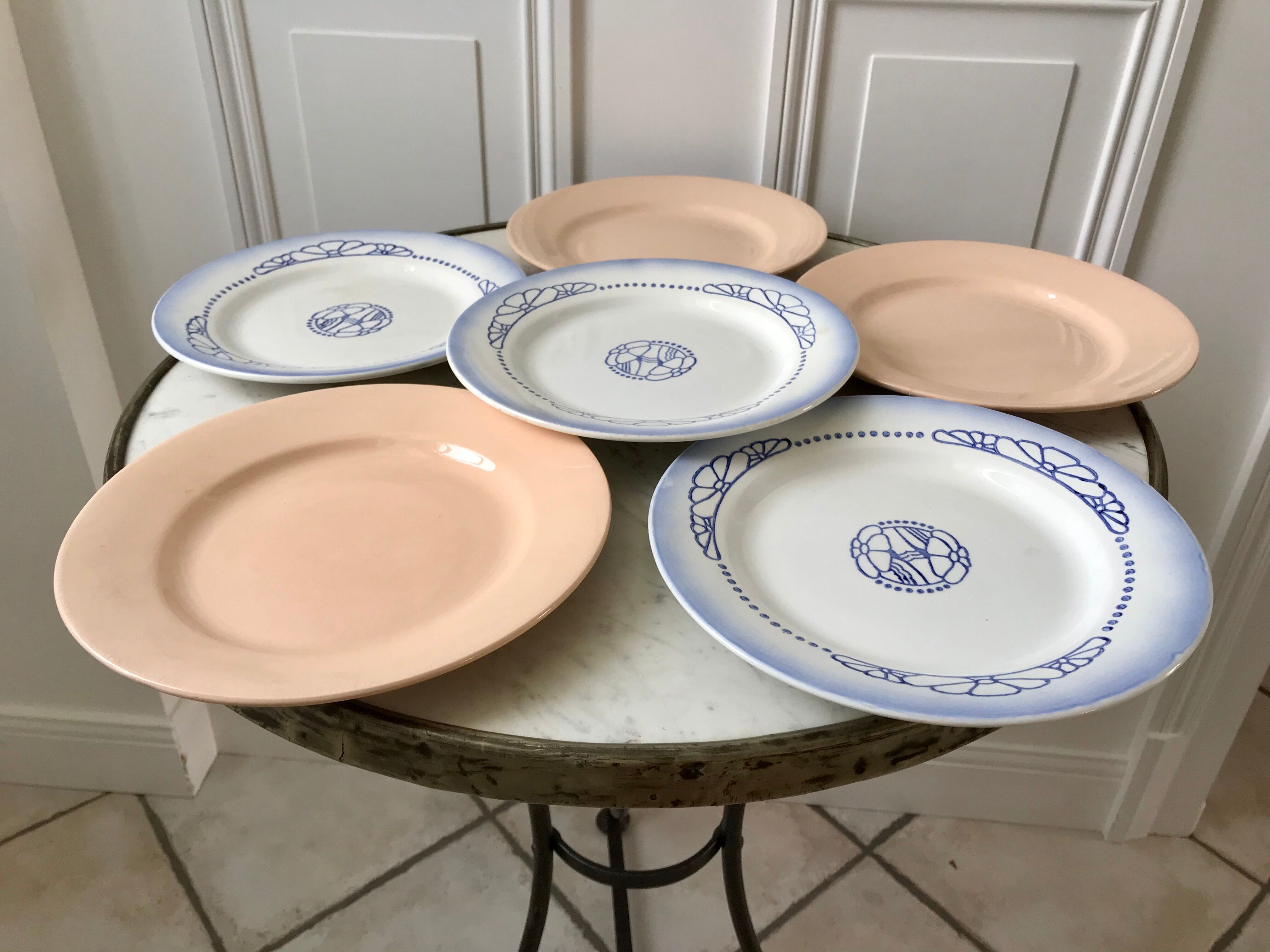Lot de 6 assiettes plates dépareillées Digoin Sarreguemines  "Arroux" et rose poudré années 30-40