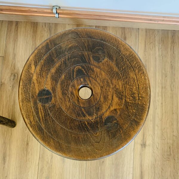 Paire de tabourets tripodes en bois