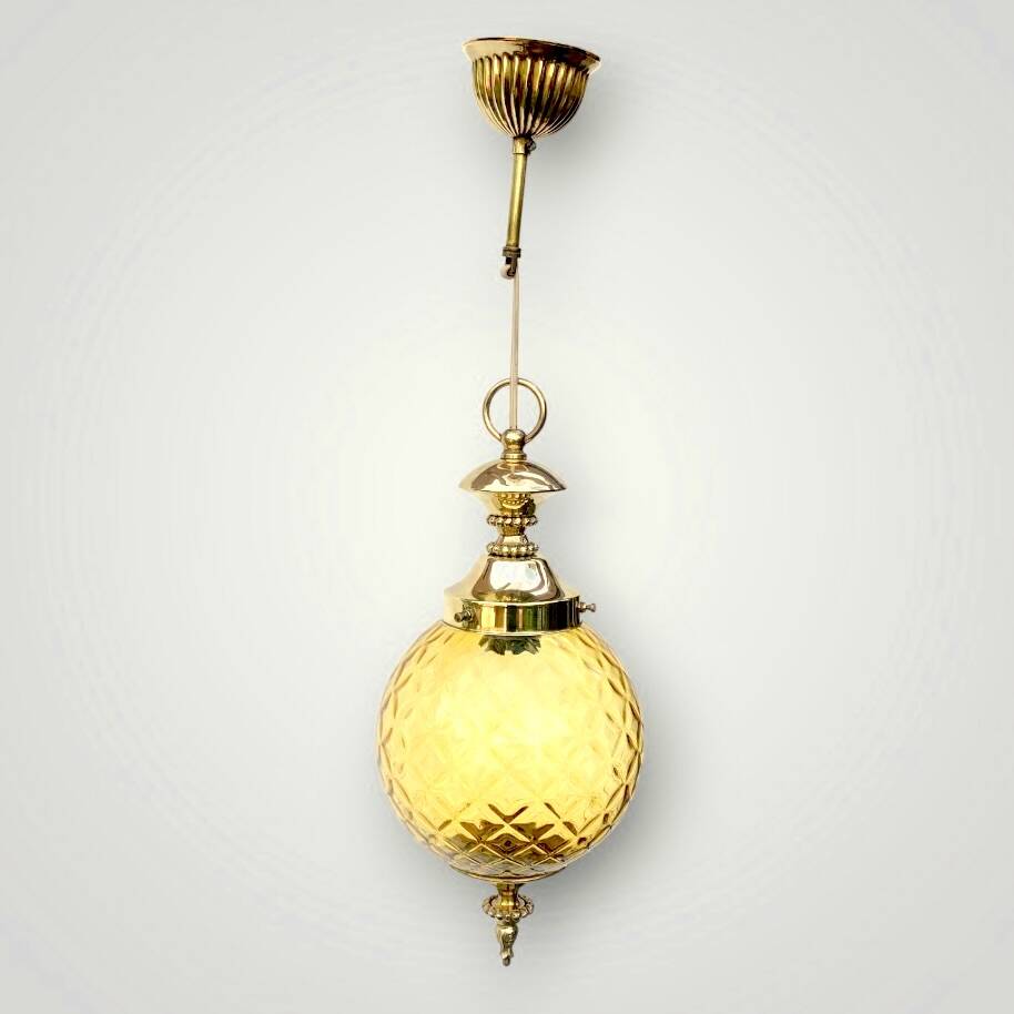 Suspension boule style Hollywood Regency en verre texturé et laiton doré