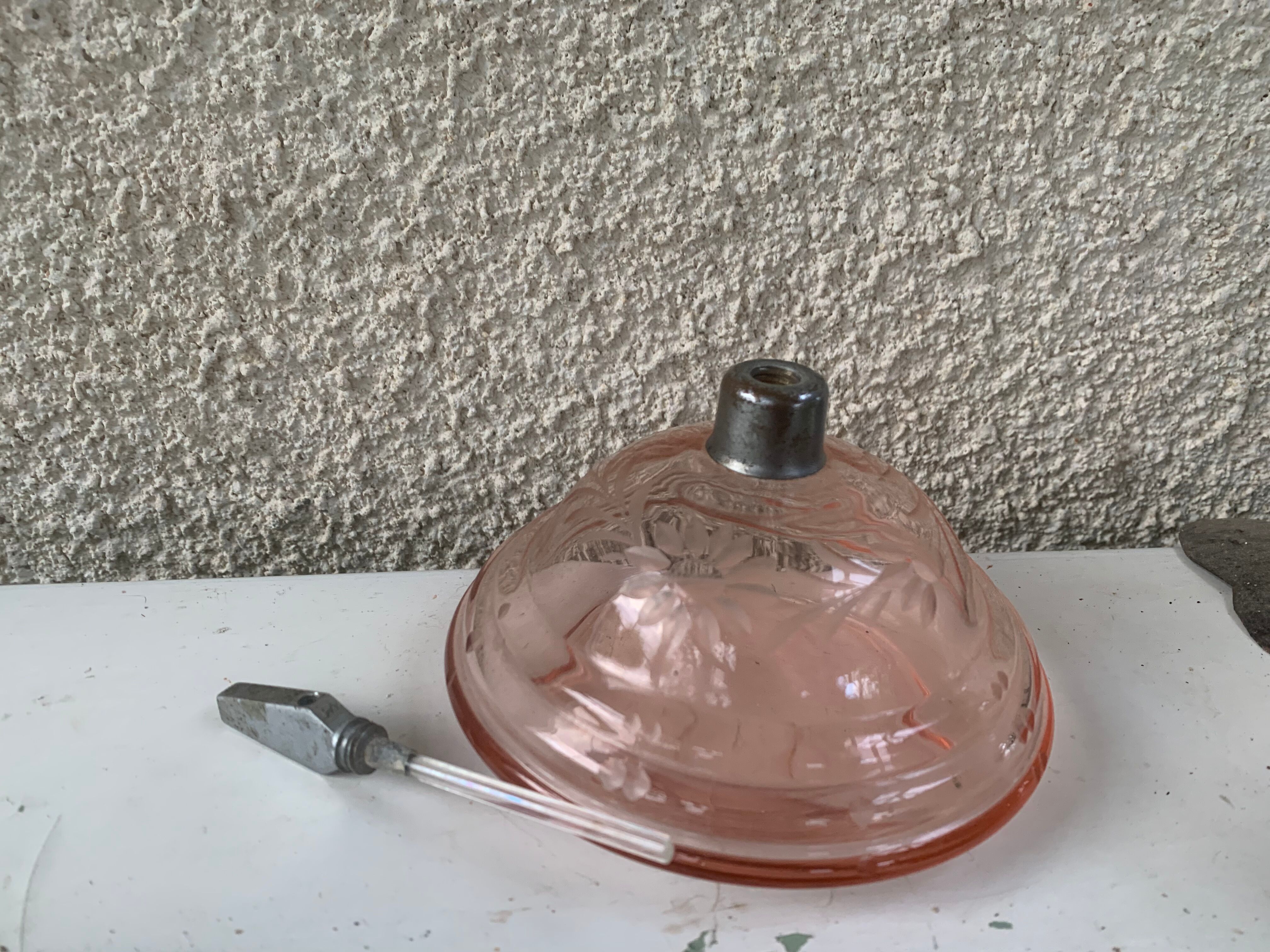 Deux flacons de parfum art deco en verre ciselé