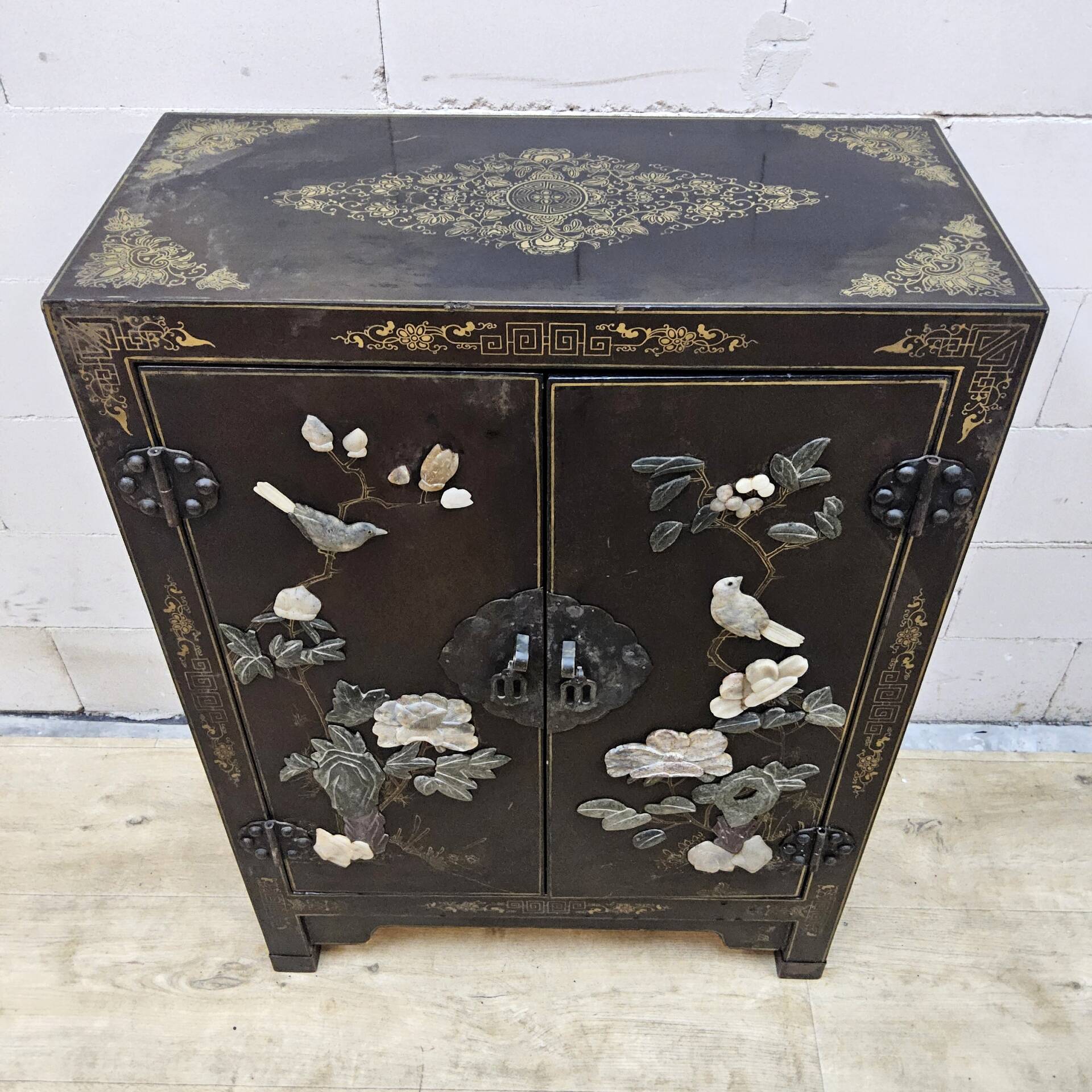 Cabinet laqué chinois vintage en pierre à savon, nacre / oiseaux