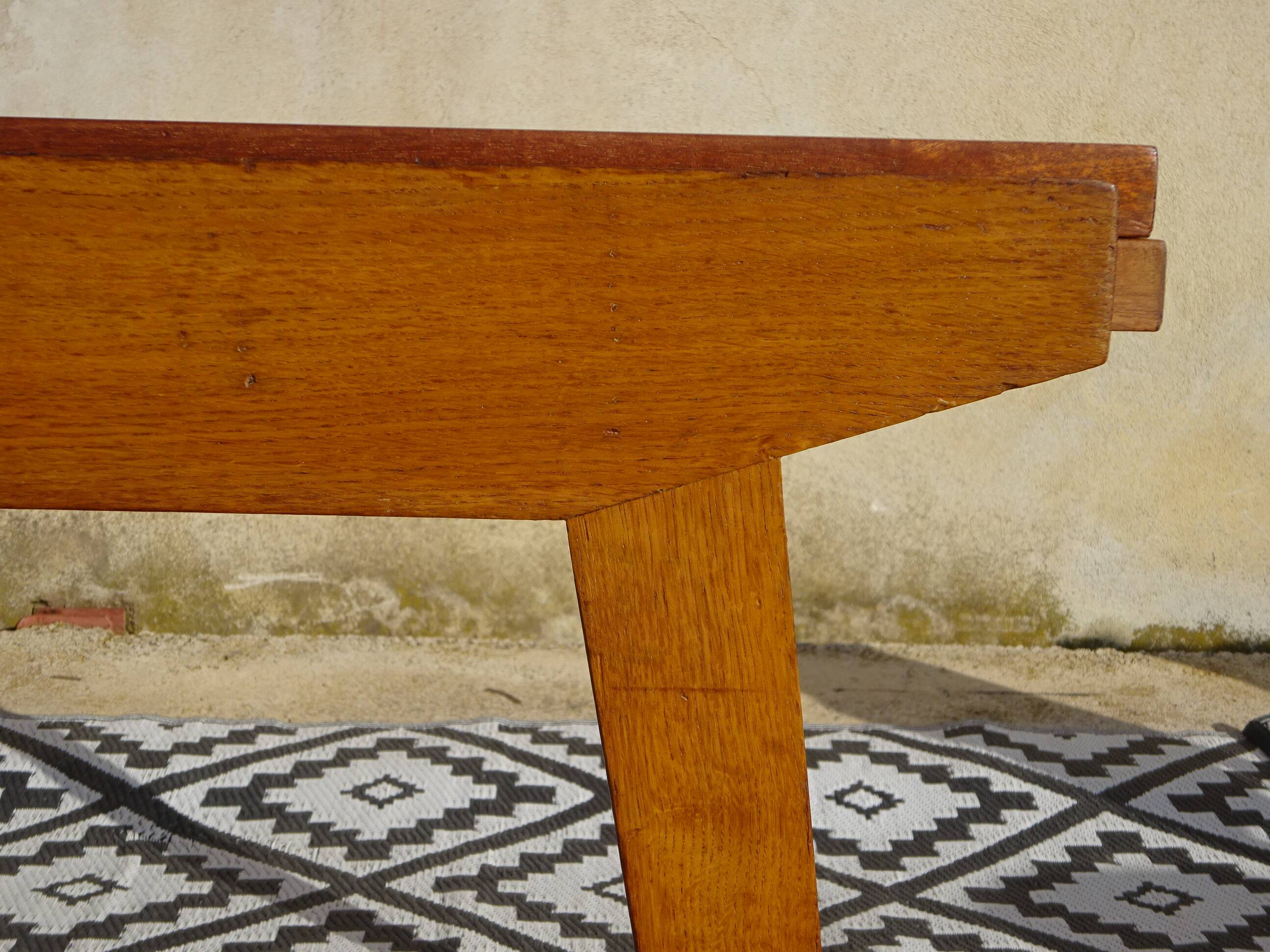 Extendable table, compass legs