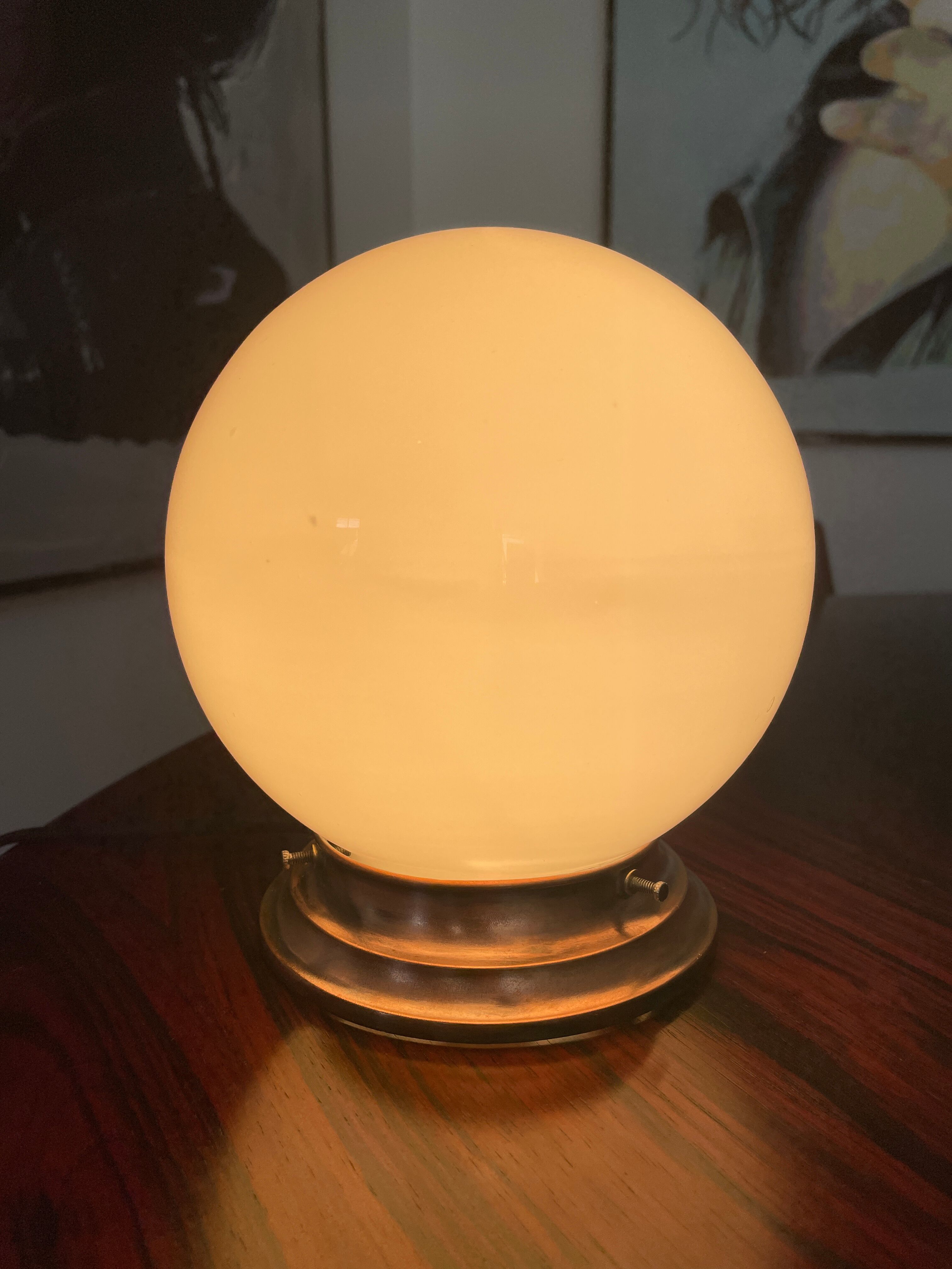 Opaline ball lamp to pose