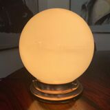 Opaline ball lamp to pose