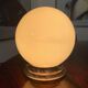 Lampe boule en opaline à poser