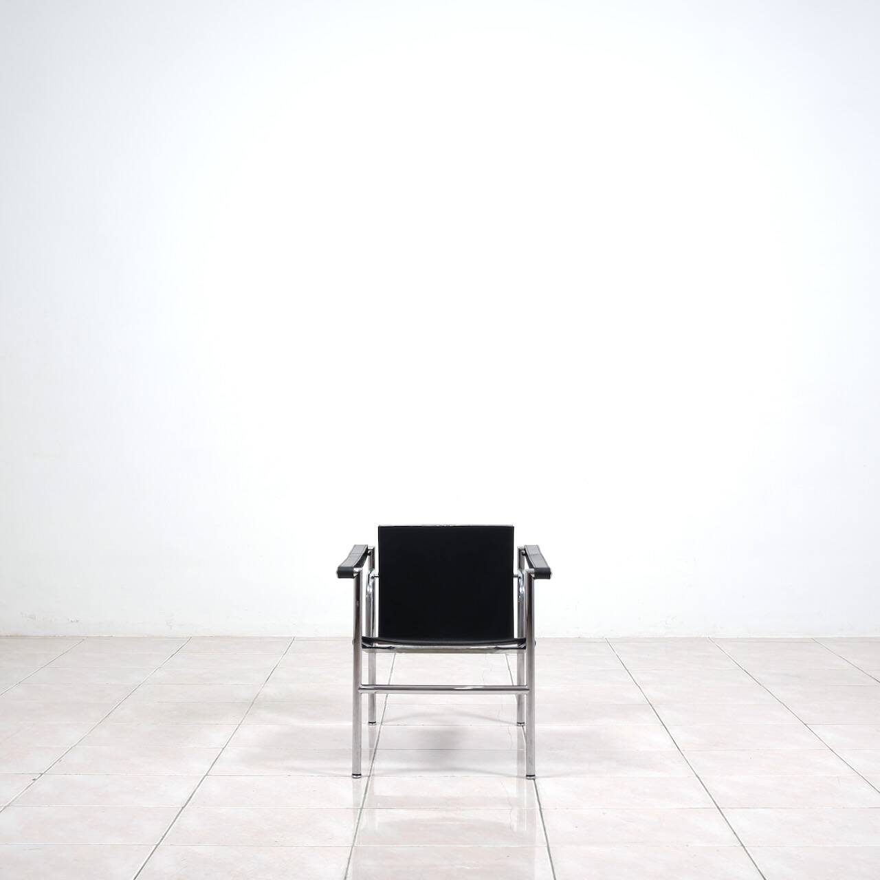 Fauteuil « lc1 » de charlotte perriand pour le corbusier, édités par cassina